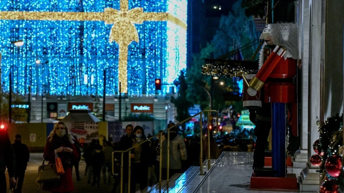 Εορταστικό ωράριο: Τι ώρα κλείνουν σήμερα, παραμονή Πρωτοχρονιάς, καταστήματα και σούπερ μάρκετ