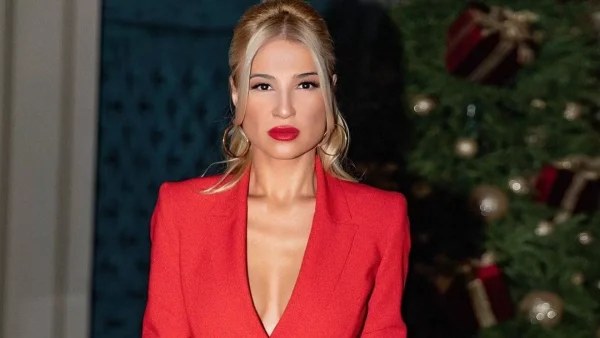 ΣΚΑΙ: Η Φαίη Σκορδά κουνά το μαντήλι του αποχαιρετισμού στον σταθμό