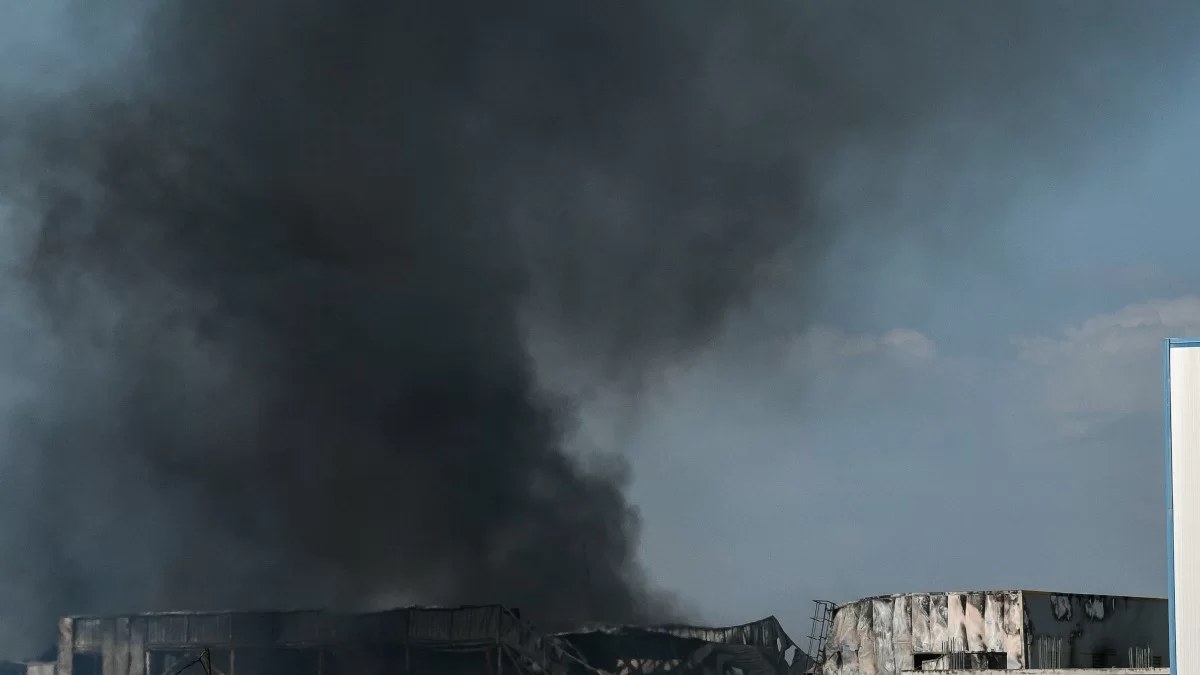 Φωτιά σε εργοστάσιο με πολυεστερικά στον Ασπρόπυργο