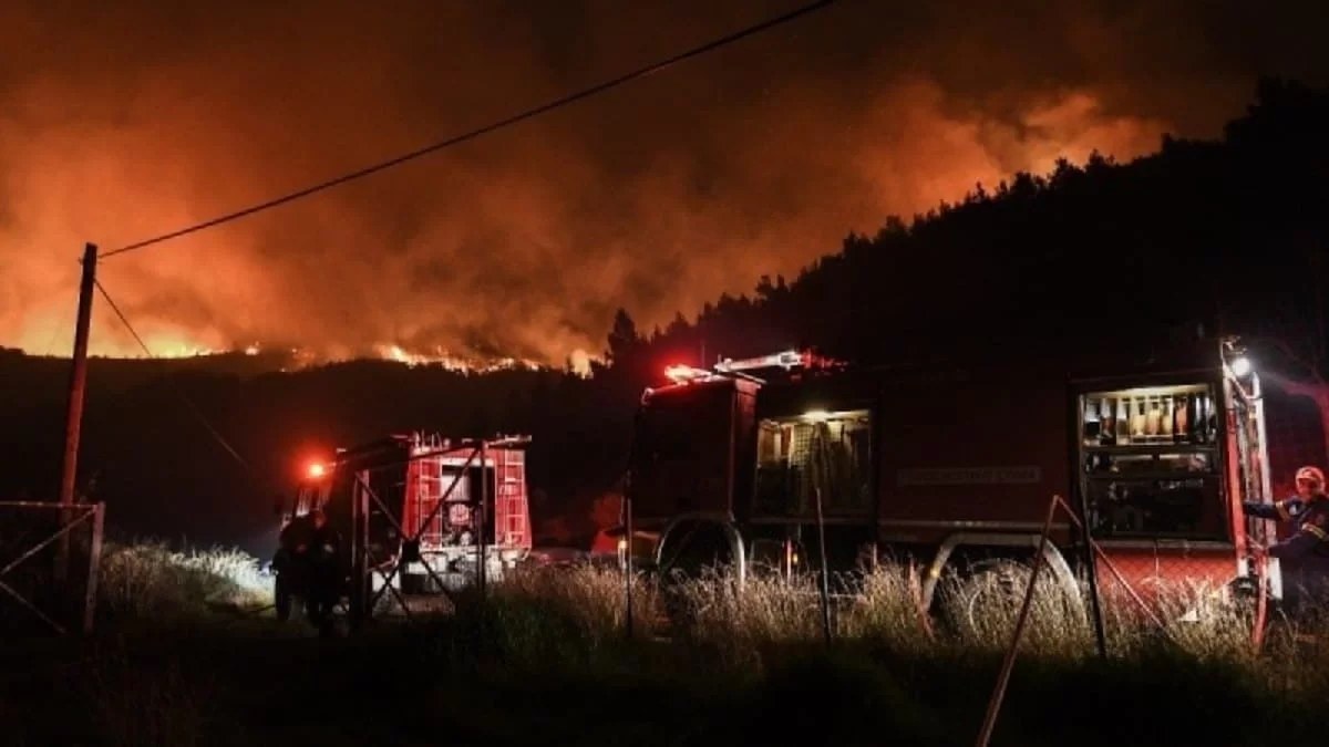 Εξελίσσεται η φωτιά στον Ασπρόπυργο - Η ανακοίνωση της Πολιτικής Προστασίας