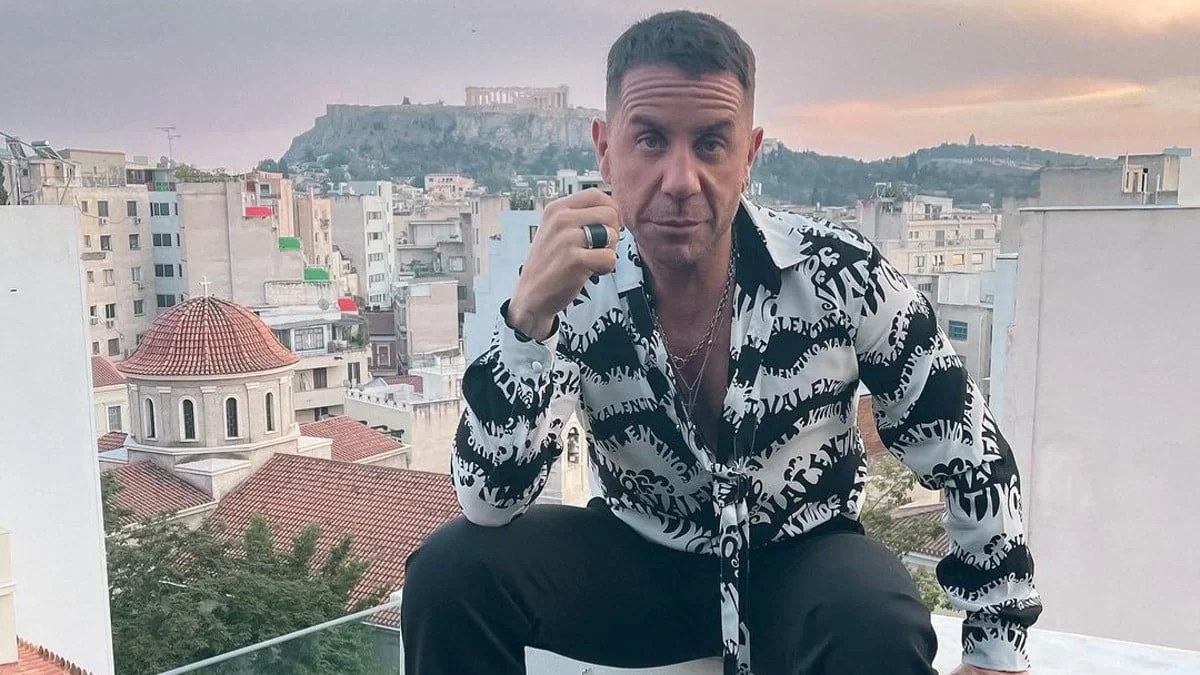 Πολύχρωμο και εκκεντρικό σαν τον ίδιο - Έκλεψε τις εντυπώσεις το χριστουγεννιάτικο δέντρο του Γιώργου Μαζωνάκη