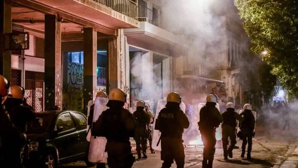 Επεισόδια στα Εξάρχεια - Καίνε κάδους για την επέτειο του Γρηγορόπουλου