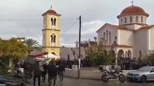 Ασύλληπτος θρήνος στην κηδεία της 21χρονης Έμμας - Τραγικές φιγούρες οι γονείς της