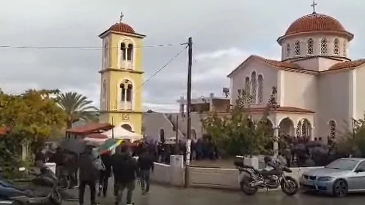 Ασύλληπτος θρήνος στην κηδεία της 21χρονης Έμμας - Τραγικές φιγούρες οι γονείς της