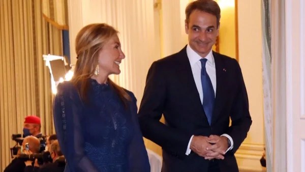 Χριστούγεννα στην Κρήτη: Στο πλευρό του Κυριάκου Μητσοτάκη με κοντό σορτσάκι και άβαφη η Μαρέβα
