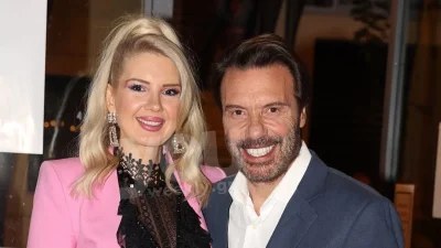 Σε λευκούς και ασημί τόνους η χρωματική τους παλέτα - Βγαλμένο από τον Βόρειο Πόλο το χριστουγεννιάτικο δέντρο του Τζώρτζογλου & της Μαριόλα