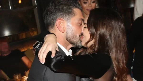 Καυτά φιλιά σε χλιδάτο εστιατόριο της Κηφισιάς - Με αποκαλυπτικό φόρεμα η Ανδριώτου στα γενέθλια του Σπύρου Μαρτίκα