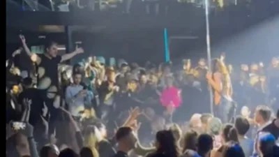 Εκείνος την περίμενε με τα χέρια ανοιχτά και εκείνη έγειρε προς το μέρος του και του είπε... - Τι συνέβη στα μπουζούκια με την Βανδή & τον Μπισμπίκη