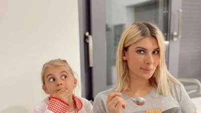 Με τη μικρή Μαλένα στην αγκαλιά της - Ντυμένη στα μαύρα η Πηλιάκη στην εντυπωσιακά στολισμένη εξώπορτά της