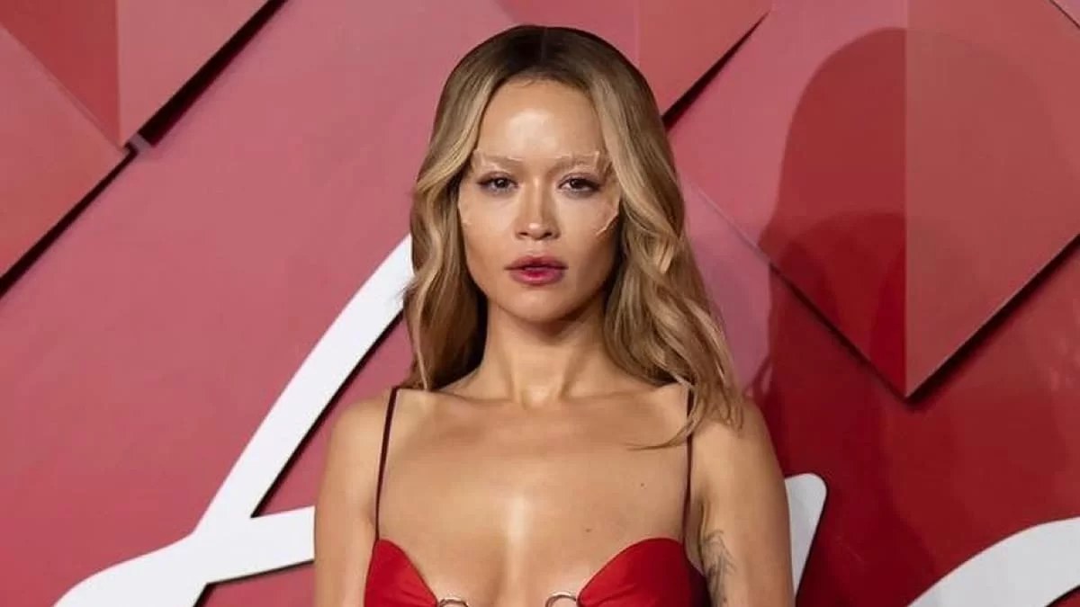 Η ημίγυμνη εμφάνιση της Rita Ora στα British Fashion Awards χαρακτηρίστηκε ως κακόγουστη - Εσύ τι άποψη έχεις;