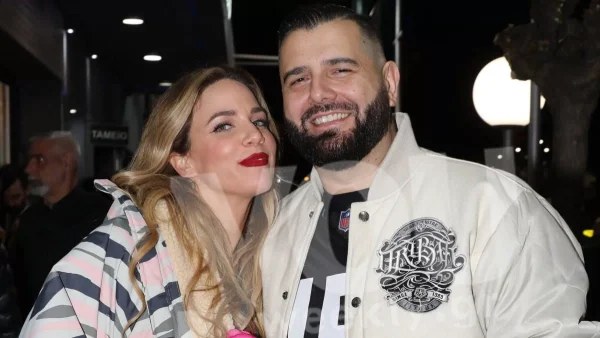 Με αποκαλυπτικό μπούστο στα γενέθλια του Βαγγέλη Σερίφη - Η λαμπερή εμφάνιση της Στικούδη στο πάρτι του άντρα της