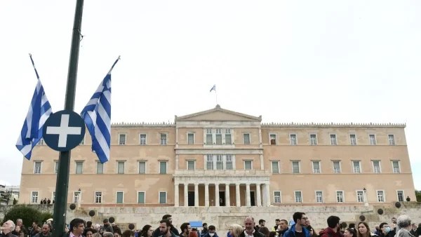Συναγερμός στο Σύνταγμα - Μαθήτρια προσπάθησε να μπει στη Βουλή με μαχαίρι