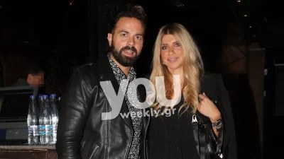Φτάνει μέχρι το ταβάνι του σπιτιού - Φαντασμαγορικό το χριστουγεννιάτικο δέντρο του Ηλία Βρεττού και της Αναστασίας Δεληγιάννη