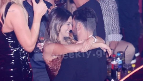 Δεν ξεκολλούσαν από τα μέλια - Τα "έσπασαν" σε βραδινή έξοδο με σαμπάνιες Βρισηίδα Ανδριώτου και Σπύρος Μαρτίκας