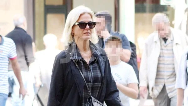 Χριστίνα Κοντοβά: Μόνη και ντυμένη στα μαύρα - Η πρώτη δημόσια εμφάνιση μετά τον χωρισμό της με τον Τζώνη Καλημέρη