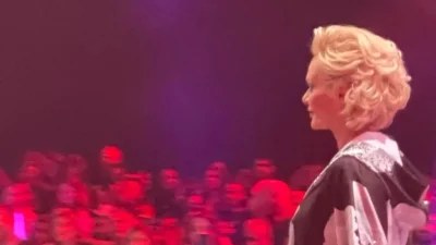 Έλενα Χριστοπούλου: Παραλίγο να φάει τούμπα στην πασαρέλα των Madwalk - Έγινε viral το βίντεο της