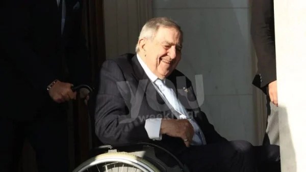 Τέως Βασιλιάς Κωνσταντίνος: Η τελευταία δημόσια εμφάνισή του στο κέντρο της Αθήνας - Σε αναπηρικό καροτσάκι, µε καθετήρες