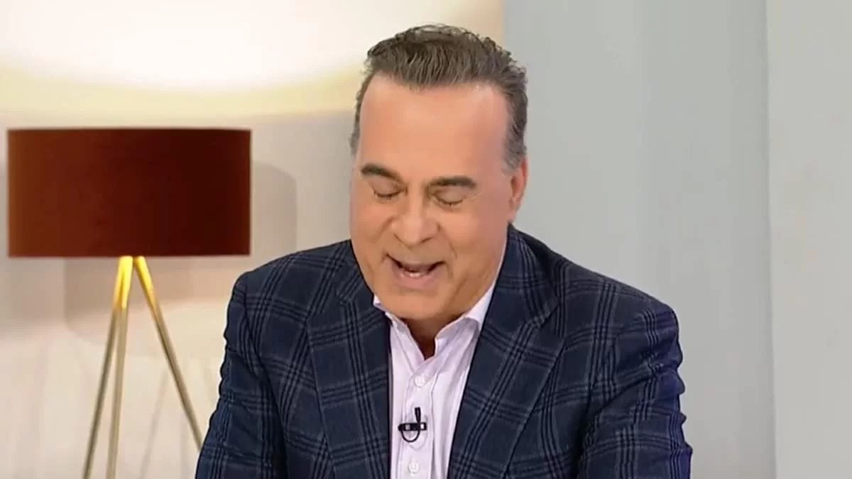«Έχουμε φιληθεί, έχουμε κάνει αγκαλιές σε κάτι κρεβάτια με εσώρουχα, θυμάσαι;» - "Κοκκίνησε" ολόκληρος ο Φώτης Σεργουλόπουλος