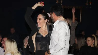 Τους κοιτούσε όλο το μαγαζί - Τα "καυτά" φιλιά της Μπάγιας Αντωνοπούλου με τον σύντροφό της στα μπουζούκια