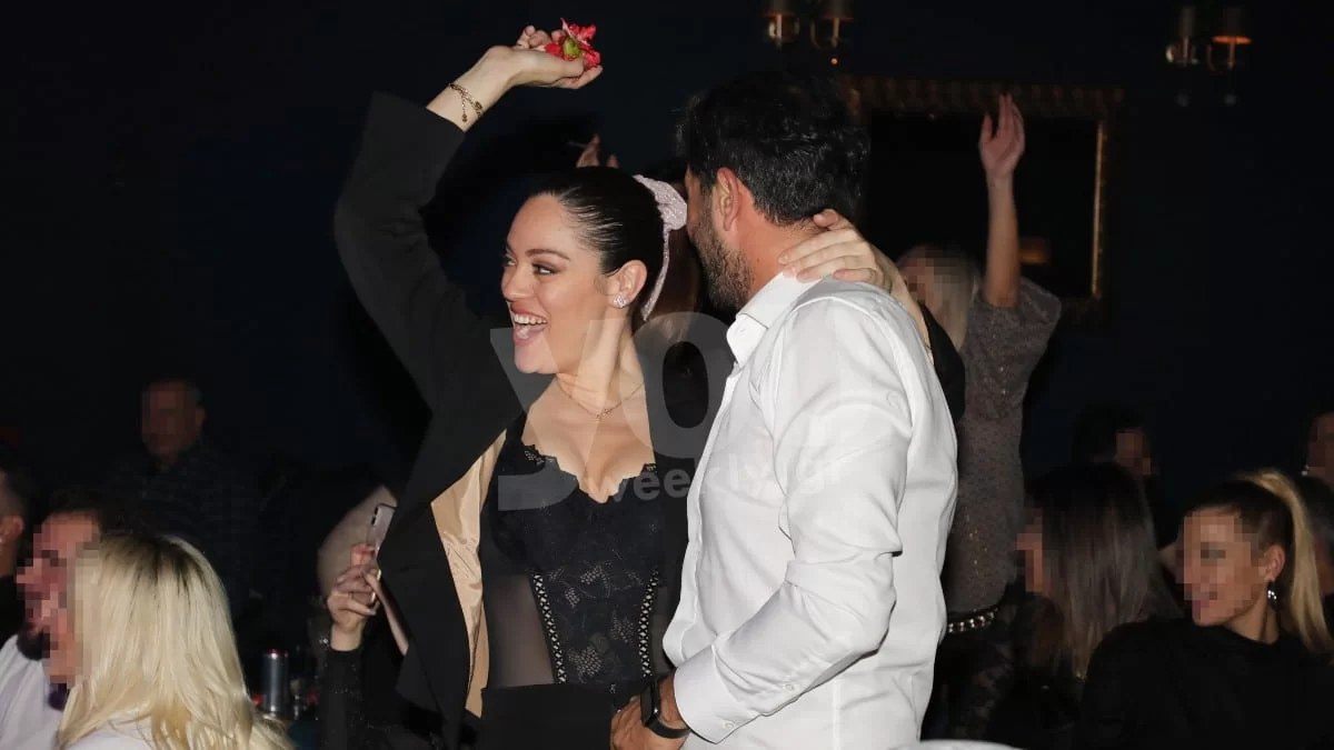 Τους κοιτούσε όλο το μαγαζί - Τα "καυτά" φιλιά της Μπάγιας Αντωνοπούλου με τον σύντροφό της στα μπουζούκια