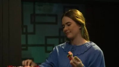 Αυτή η νύχτα μένει: Η Μυρτώ κατρακύλα μετά τον βιασμό της - Ντύνεται πρόστυχα και κατεβαίνει στα τραπέζια αντρών