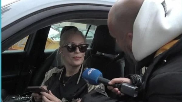 Κάλεσε το θυρωρό για να τον αποφύγει - Η αντίδραση της Μπακοδήμου σε ερώτηση για το Σεργουλόπουλο