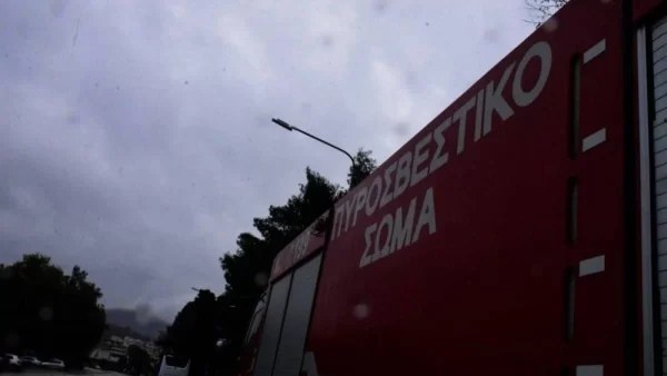Προσπάθεια απεγκλωβισμού ηλικιωμένου από φωτιά