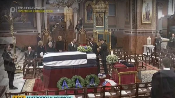 Κηδεία τέως βασιλιά Κωνσταντίνου: Η συγκινητική στιγμή που οι γιοι του τοποθετούν στο φέρετρο το στεφάνι που έστειλε η σύζυγός του,  Άννα Μαρία