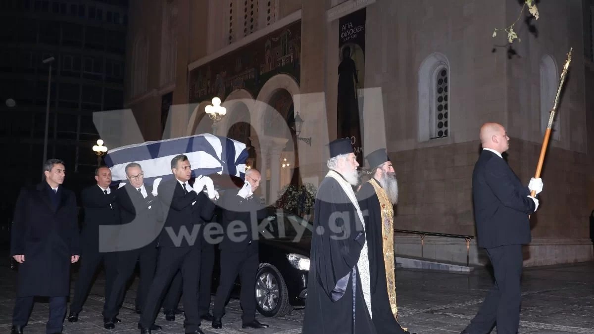 Κηδεία Τέως Βασιλιά Κωνσταντίνου: Ξεκίνησε το λαϊκό προσκύνημα - Η στιγμή που η σορός του φτάνει στη Μητρόπολη Αθηνών
