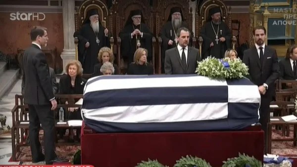 Κηδεία τέως βασιλιά Κωνσταντίνου: Τα αντικείμενα που τοποθέτησαν στο φέρετρό του