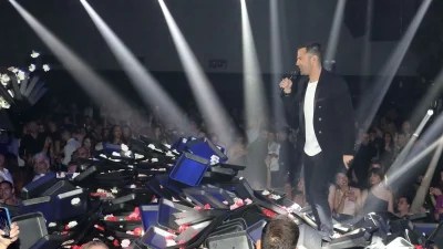 Μετά τον Μάστορα και ο Κωνσταντίνος Αργυρός: «Μαρίνα!» - Το περιστατικό πάνω στη σκηνή με τη σύντροφό του