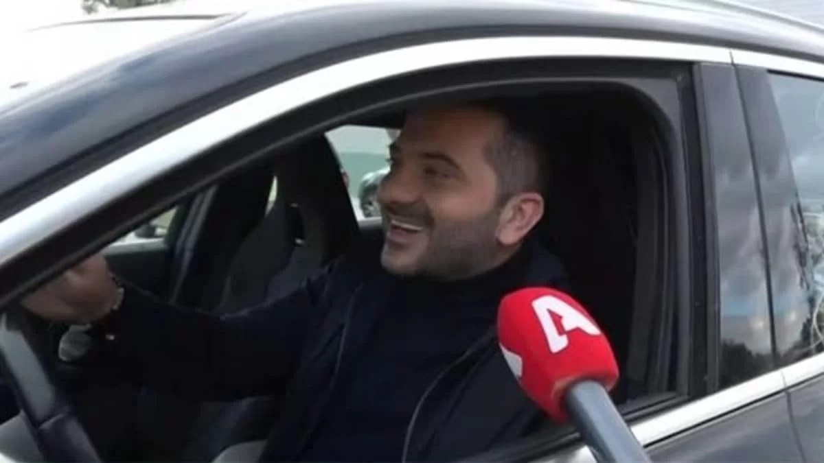 «Διακρίνω και ένα κραγιόν- φιλί» - Σε έντονη αμηχανία ο Λεωνίδας Κουτσόπουλος με την παρατήρηση της δημοσιογράφου