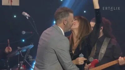 Ασυγκράτητοι Χρήστος Λούλης και Έμιλυ Κολιανδρή - Το καυτό φιλί τους στο εορταστικό πρόγραμμα του Σπύρου Παπαδόπουλου