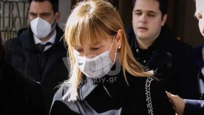 Συντετριμμένη και μαυροφορεμένη στην κηδεία του πατέρα της - Δύσκολες ώρες για την Μάρα Ζαχαρέα