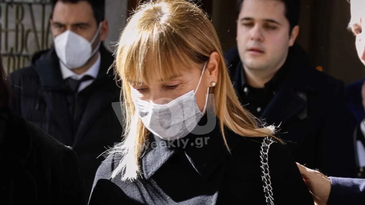 Συντετριμμένη και μαυροφορεμένη στην κηδεία του πατέρα της - Δύσκολες ώρες για την Μάρα Ζαχαρέα