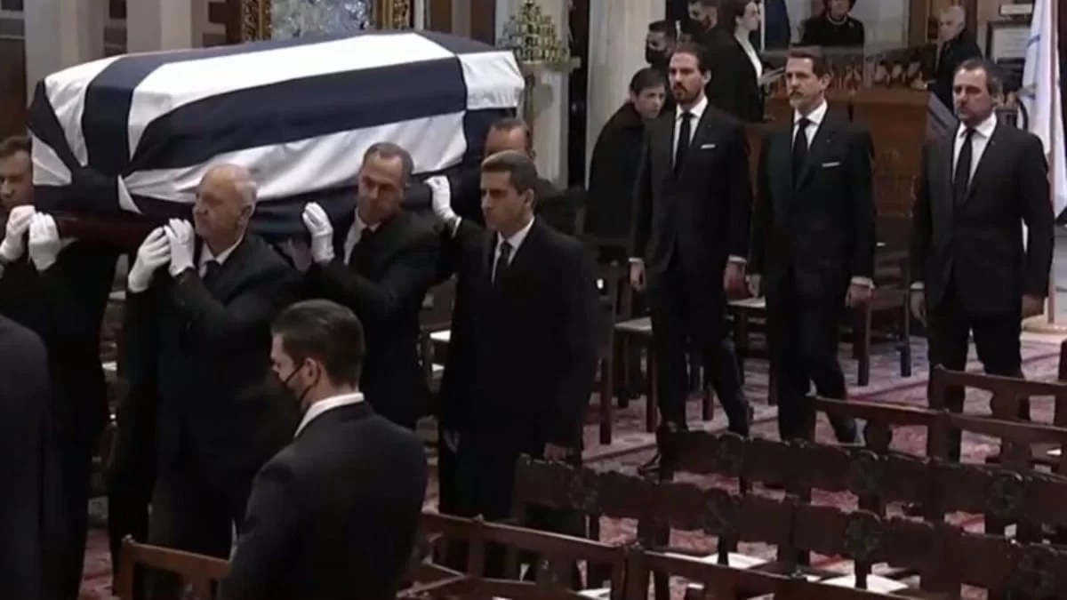 Κηδεία τέως βασιλιά Κωνσταντίνου: Έφτασε στη Μητρόπολη η σορός του - Καταχειροκροτήθηκε από τον κόσμο