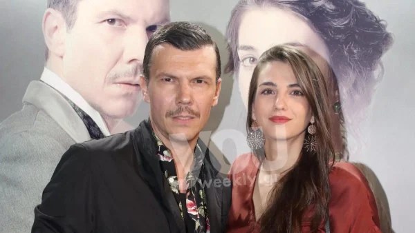 Τον κοιτάει και "λιώνει" - Τα τρυφερά τετ α τετ της Αναστασίας Παντούση με τον Ιωάννη Παπαζήση σε σπάνια έξοδό τους