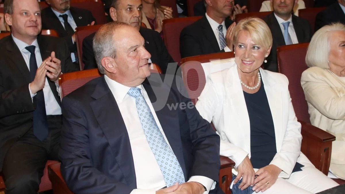 Οι γυναίκες με παγέτες και οι άντρες με γραβάτες - Η σπάνια οικογενειακή φωτογραφία της Νατάσας Παζαΐτη & του Κώστα Καραμανλή με τα παιδιά τους