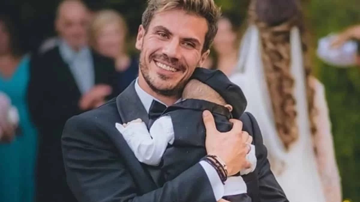 Αγκαλιά μαζί στον καναπέ - Η αντίδραση του γιου του Πετρετζίκη όταν τον είδε στην τηλεόραση