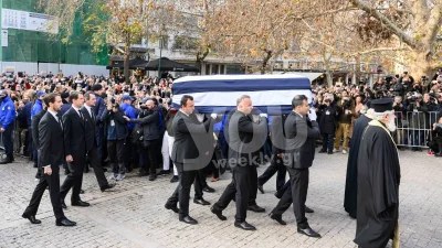 Κηδεία Τέως Βασιλιά Κωνσταντίνου: Τον αποχαιρέτησαν τραγουδώντας τον Εθνικό Ύμνο - Ανατριχιάζουν τα στιγμιότυπα από την τελευταία του κατοικία