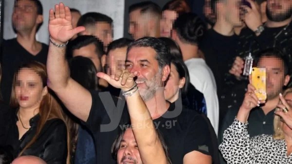 Στα ''κάγκελα'' ο Βασίλης Μπισμπίκης - Από τα μπουζούκια σε πορεία διαμαρτυρίας με πανό