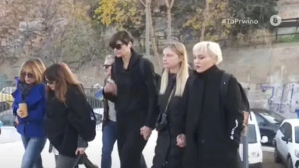 Δίκη Φιλιππίδη: Η εικόνα τους "κόβει" την ανάσα - Πιασμένες χέρι χέρι Δροσάκη, Παπαχαραλάμπους & Αναστασοπούλου