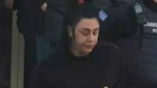 Με χειροπέδες στα χέρια και σκυμμένο το κεφάλι - Οι πρώτες δηλώσεις της Super Κικής μέσα από το κρατητήριο