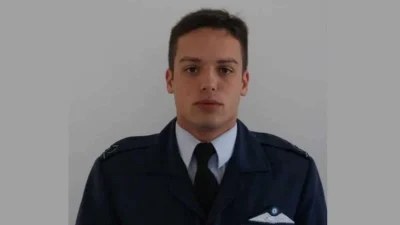 Οργή: Βουλευτής έκανε προεκλογική αφίσα με το πρόσωπό του πάνω στο νεκρό πιλότο της Ανδραβίδας