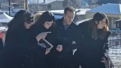 Ανδραβίδα: Εικόνα που ανατριχιάζει - Έφτασε υποβασταζόμενη, κρατώντας την φωτογραφία του στα χέρια της η σύντροφος του 31χρονου πιλότου