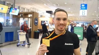 Τον χειροκροτούσε ολόκληρο το αεροδρόμιο - Η άφιξη του Πετρούνια στην Ελλάδα μετά το νέο του χρυσό μετάλλιο