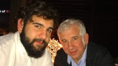 Δεν τον θέλει κανείς στο θέατρο και σε σειρές - Τι δουλειά κάνει σήμερα ο γιος του Πέτρου Φιλιππίδη, Δημήτρης