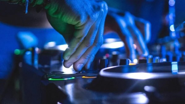 Γλυφάδα: Γνωστός DJ ξυλοκόπησε την πρώην του - Προσπάθησε να κόψει το αυτί του συντρόφου της