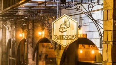 Γραμμόφωνο: Που βρίσκεται το πιο παραδοσιακό μεζεδοπωλείο που σε μεταφέρει σε άλλη εποχή