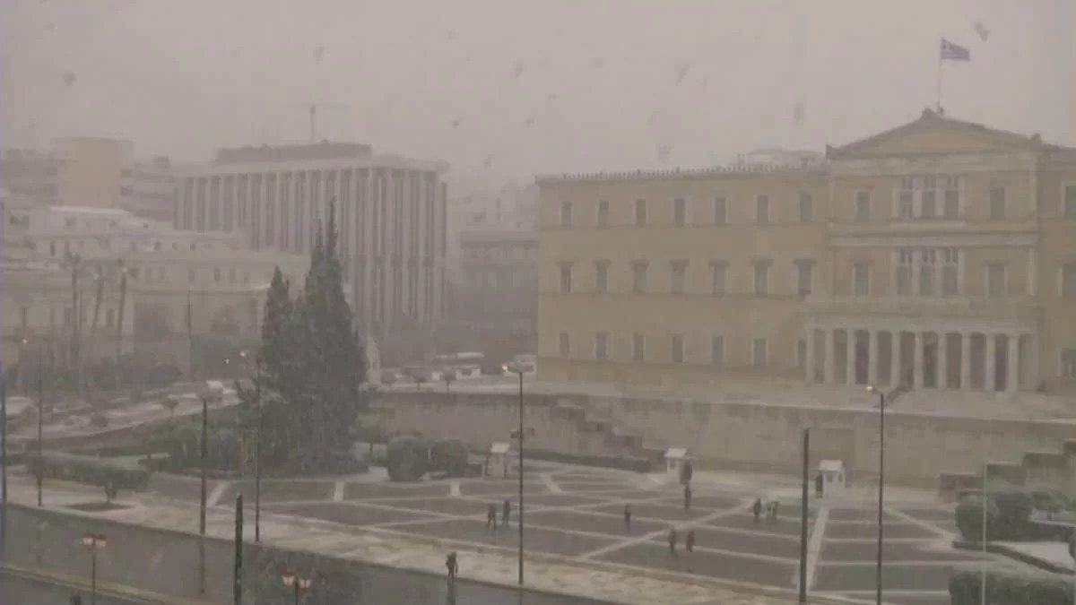 Eκτακτο δελτίο καιρού από την ΕΜΥ: Καταφτάνουν χιόνια και "τσουχτερές" θερμοκρασίες - Οι περιοχές που θα "χτυπηθούν" από τα φαινόμενα